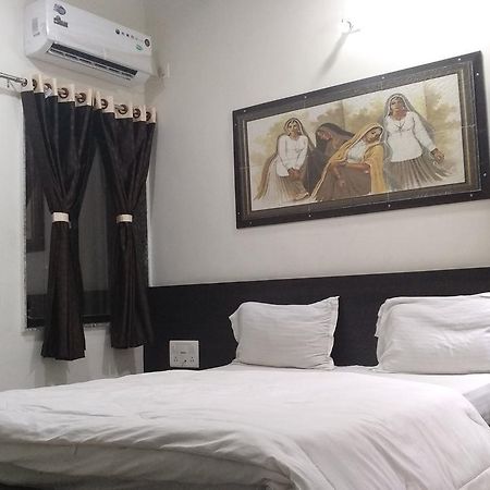 Hotel Gayatri Dwārka Bagian luar foto