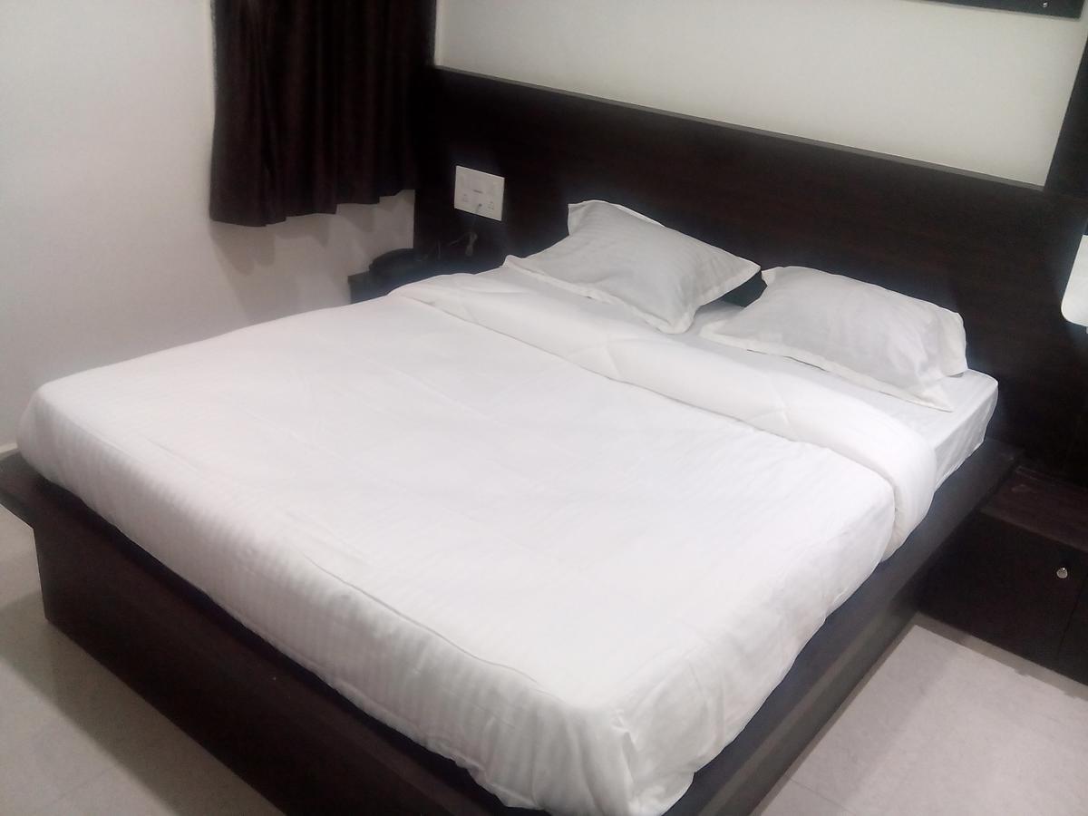 Hotel Gayatri Dwārka Bagian luar foto