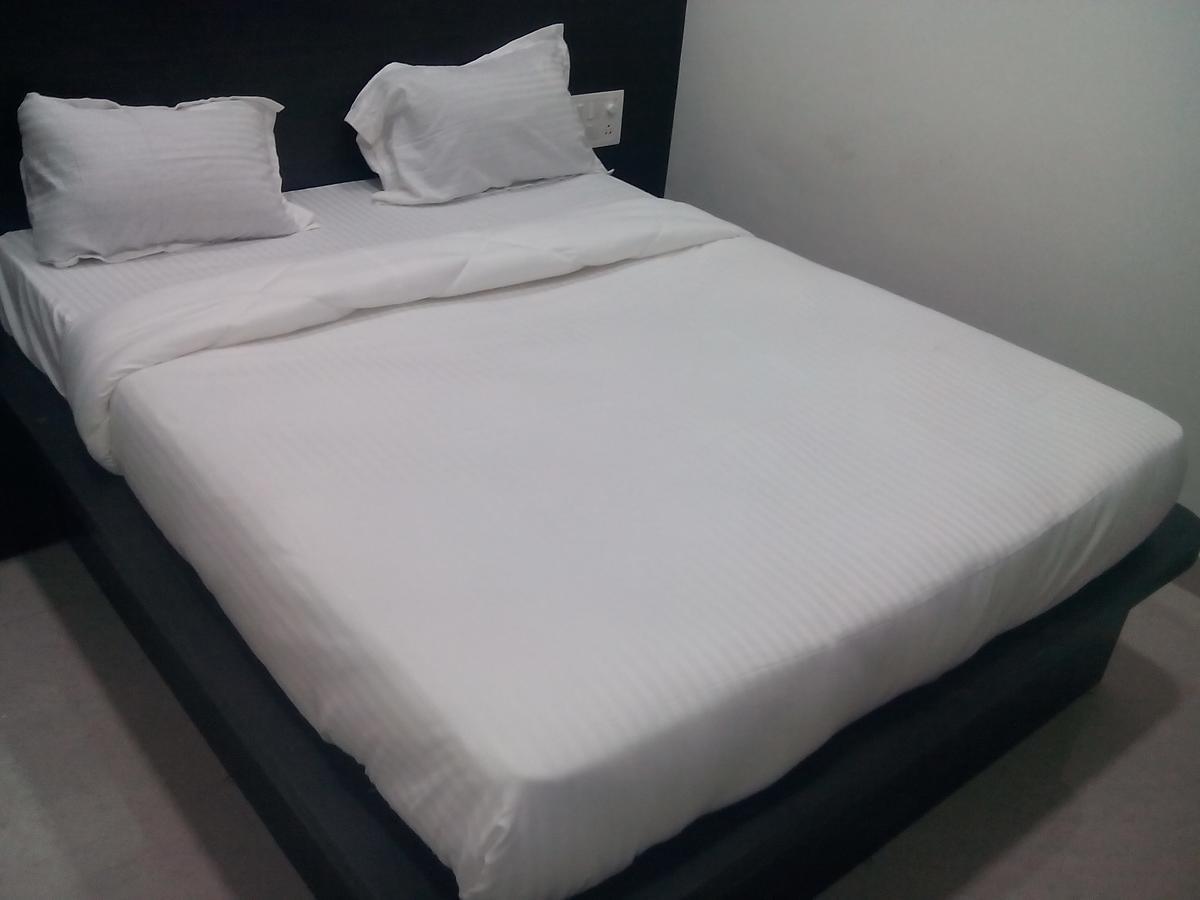 Hotel Gayatri Dwārka Bagian luar foto
