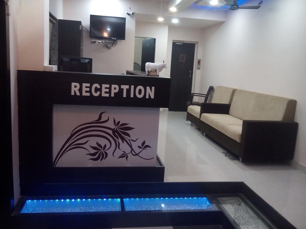 Hotel Gayatri Dwārka Bagian luar foto