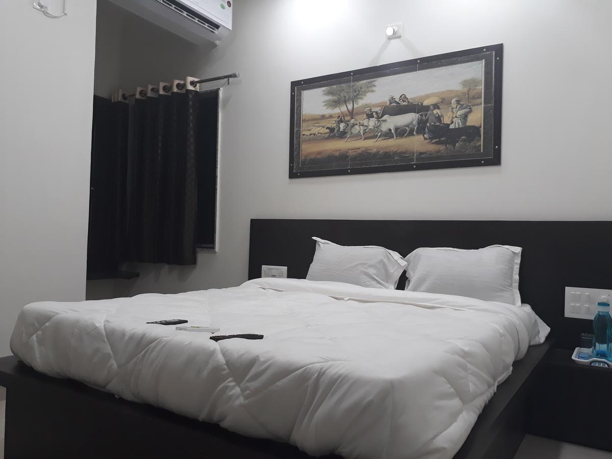Hotel Gayatri Dwārka Bagian luar foto