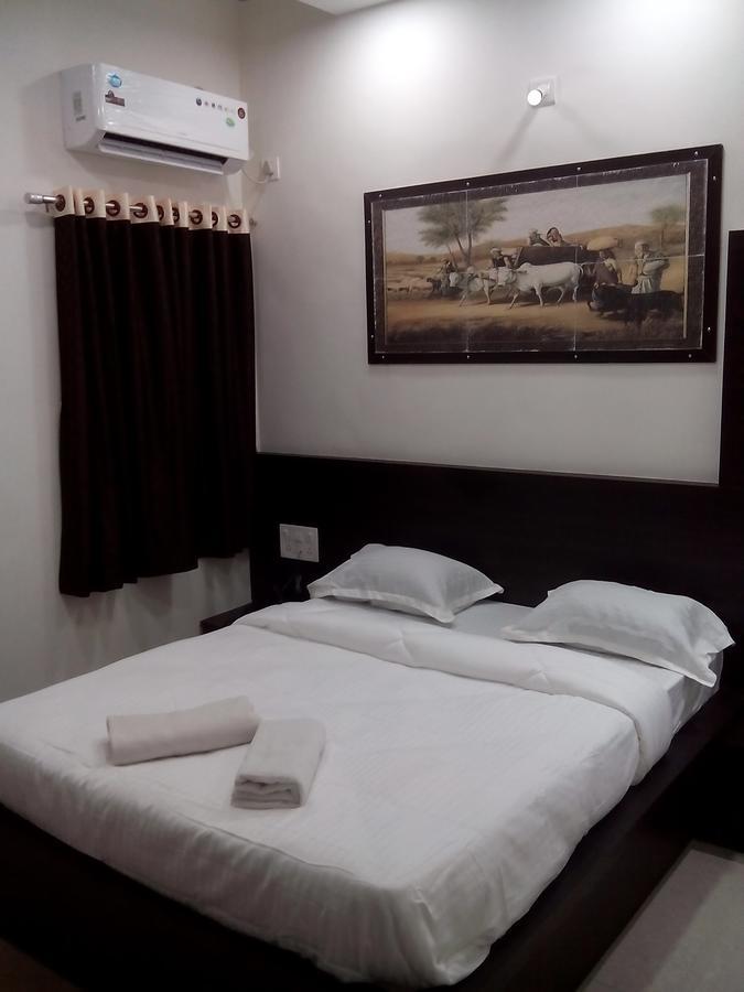 Hotel Gayatri Dwārka Bagian luar foto