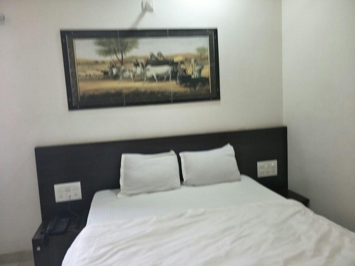 Hotel Gayatri Dwārka Bagian luar foto