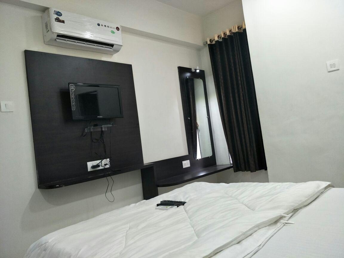 Hotel Gayatri Dwārka Bagian luar foto