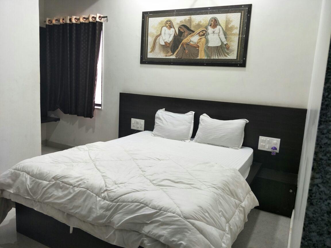Hotel Gayatri Dwārka Bagian luar foto