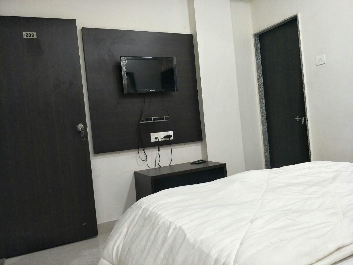 Hotel Gayatri Dwārka Bagian luar foto