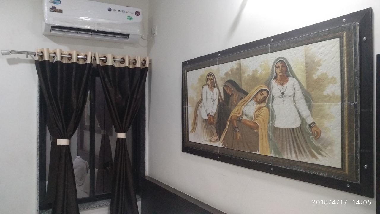 Hotel Gayatri Dwārka Bagian luar foto