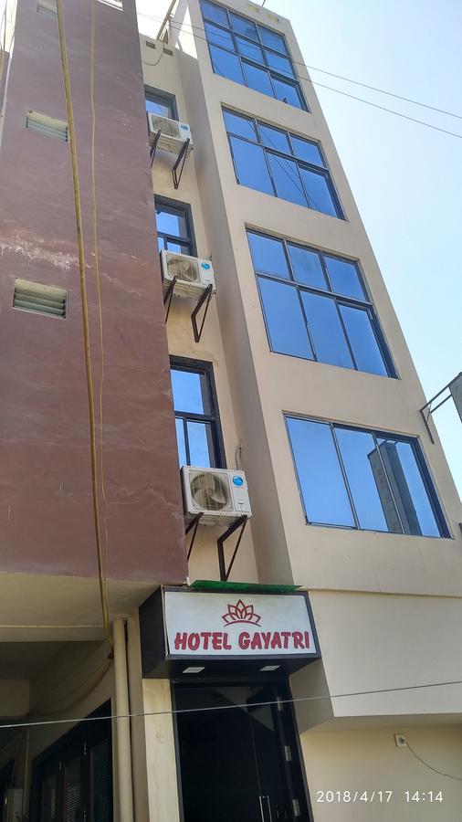 Hotel Gayatri Dwārka Bagian luar foto