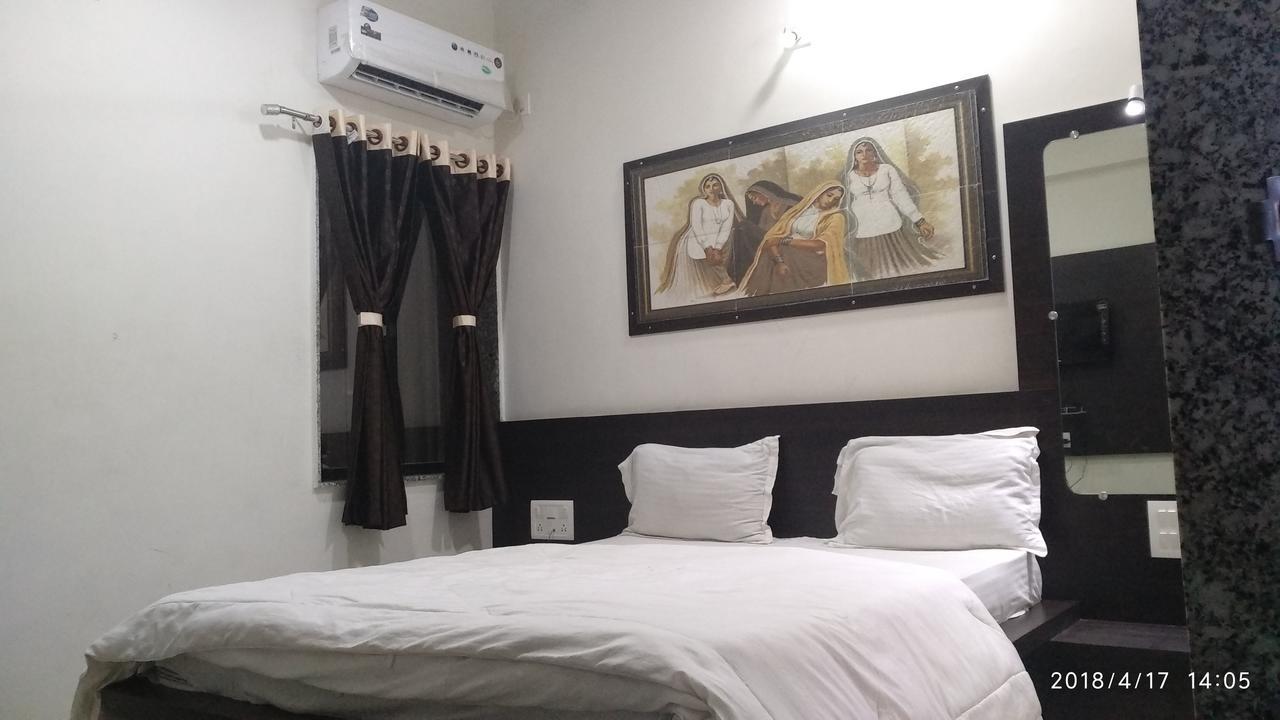 Hotel Gayatri Dwārka Bagian luar foto