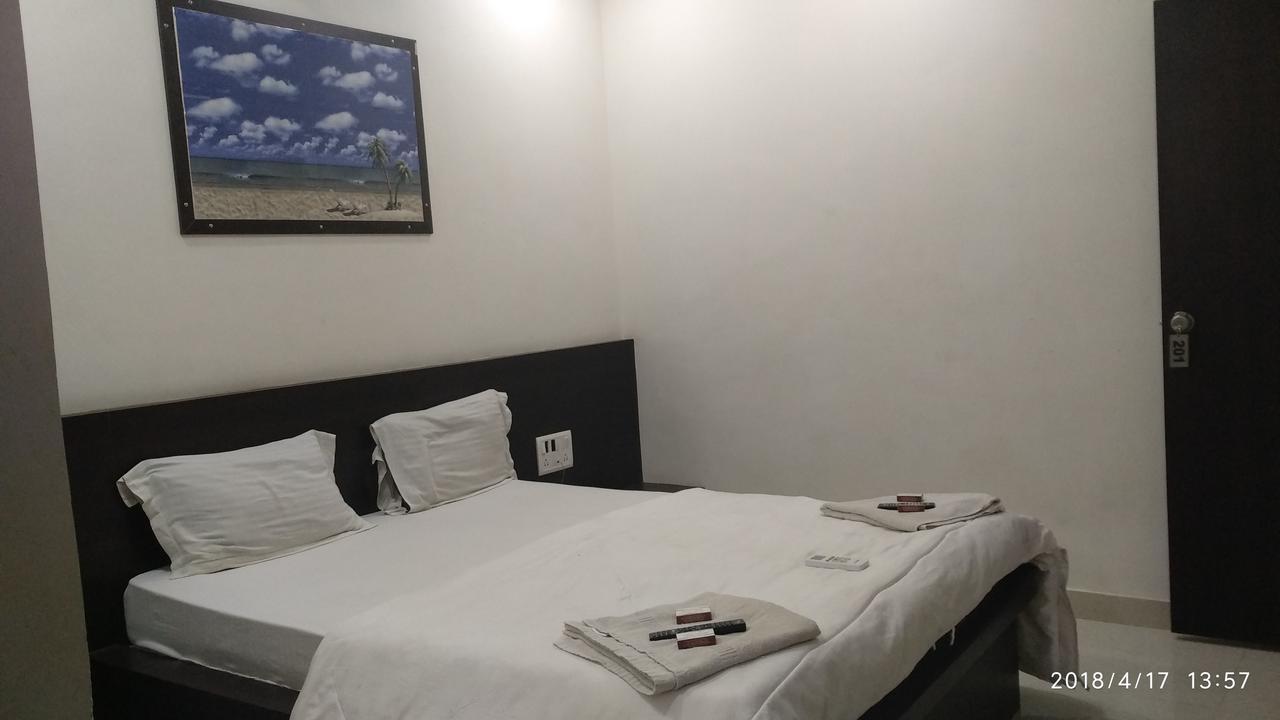 Hotel Gayatri Dwārka Bagian luar foto